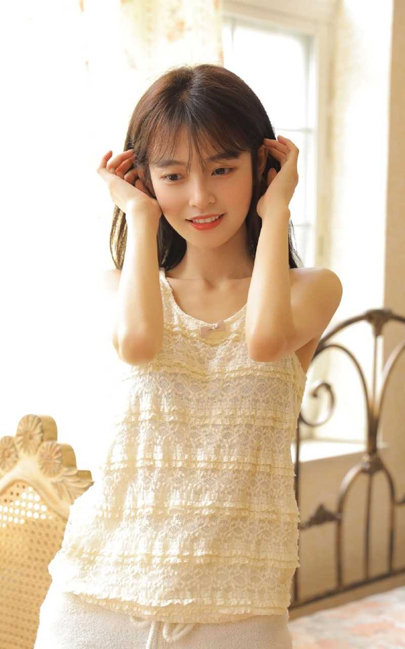 最全养眼呆萌的可爱妹子俏皮丸子头吊带香肩锁骨性感艺术照相册