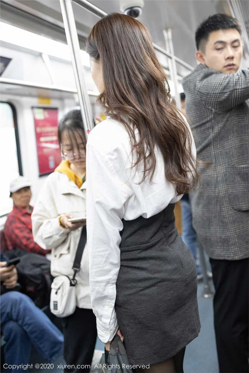 最全制服女子黑丝包臀裙户外性感高清成年美女图片相册