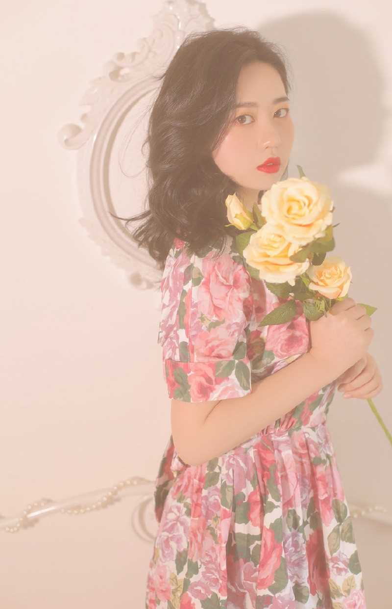 精选成熟妩媚的极品韩国美女唇红齿白性感美女照片图册