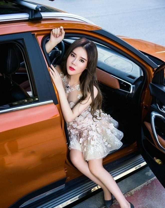 性感大胸美女车模高清漂亮诱惑红唇冷艳唯美