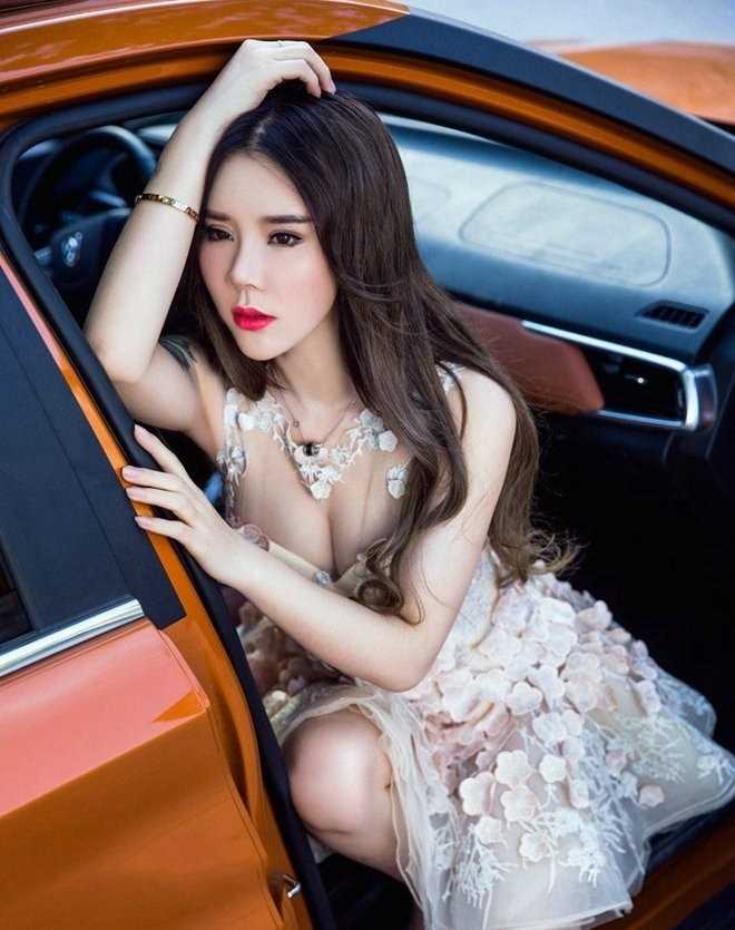 性感大胸美女车模高清漂亮诱惑红唇冷艳唯美