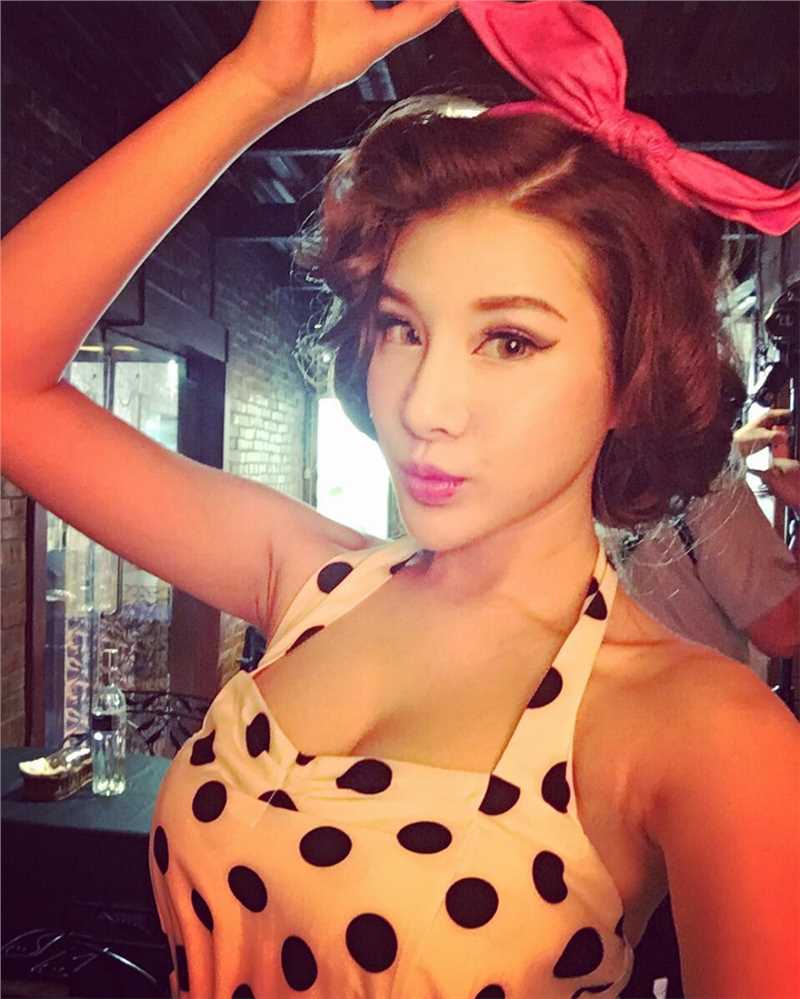 台湾美女车模爱语莎低胸诱人照