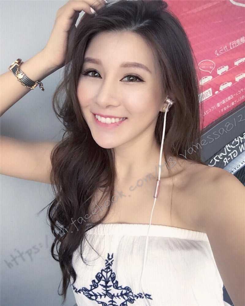 台湾美女车模爱语莎低胸诱人照