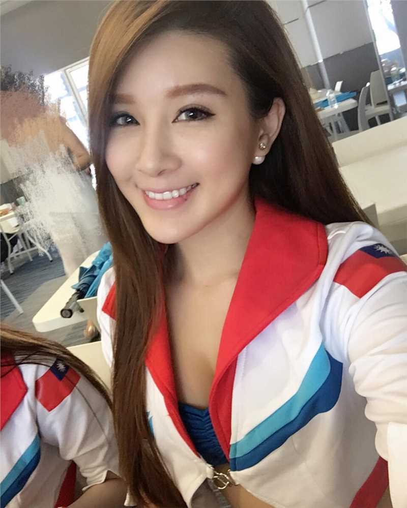台湾美女车模爱语莎低胸诱人照