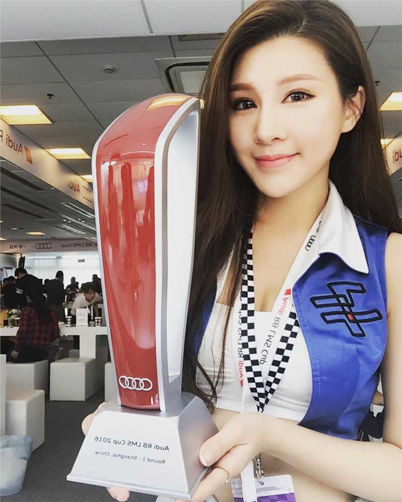 台湾美女车模爱语莎低胸诱人照