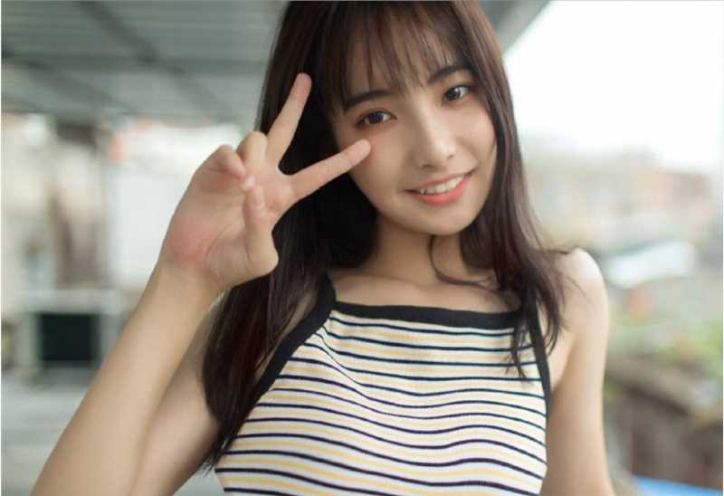 精选气质清纯的甜美女孩条纹吊带妩媚娇羞可爱美少女图册