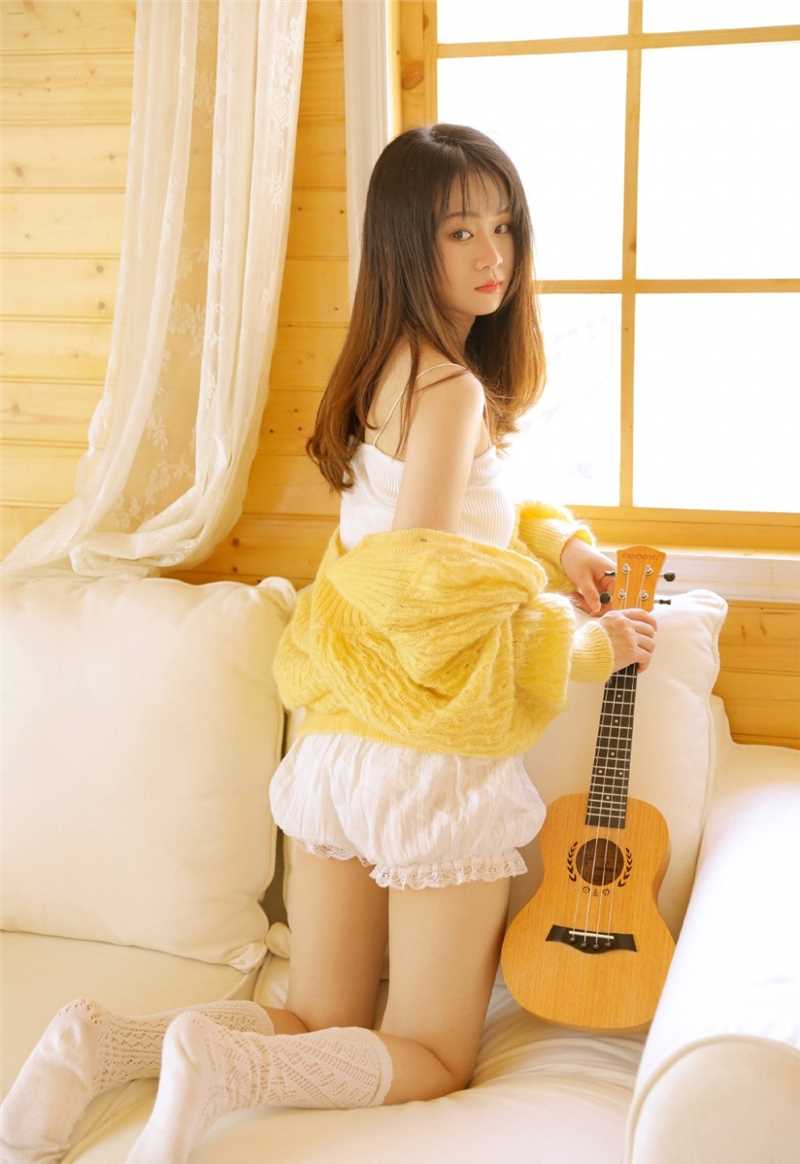 精选年轻的女孩居家乖巧可爱明眸皓齿的长相清纯动人艺术照图册