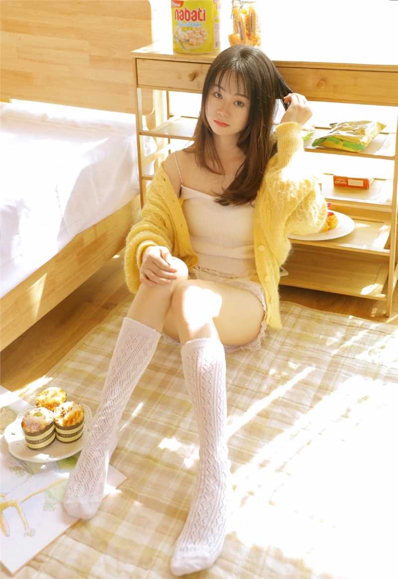 精选年轻的女孩居家乖巧可爱明眸皓齿的长相清纯动人艺术照图册