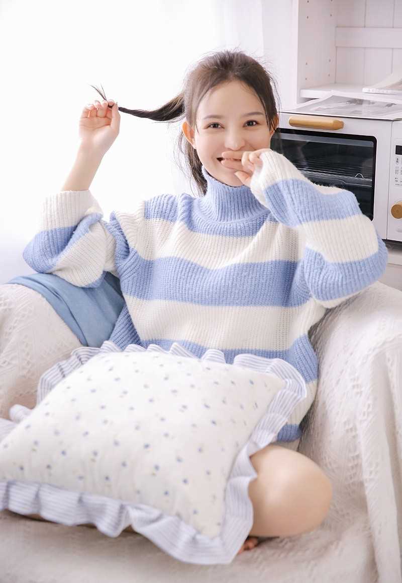 身材苗条的甜美女孩长腿修长气质完美个性