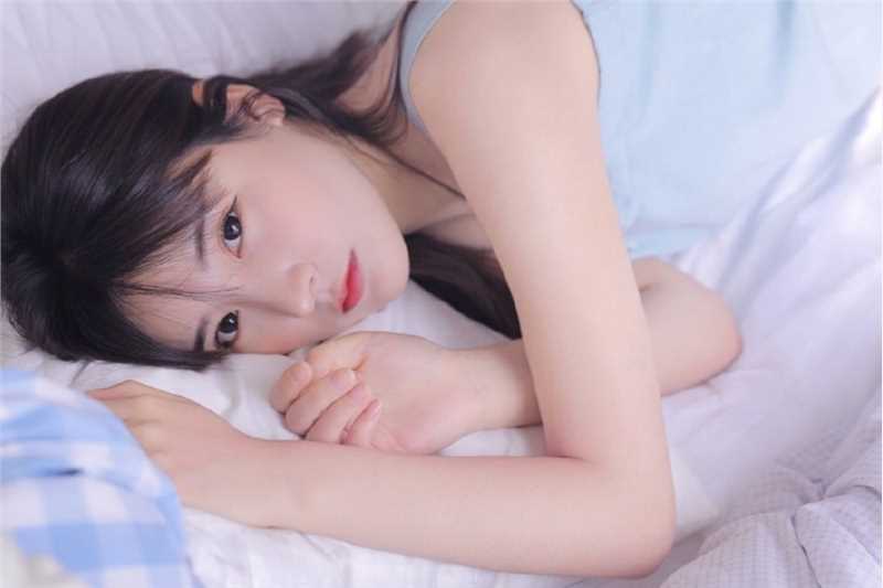 甜美长发女孩床上暗送秋波惹火清纯空灵唯美