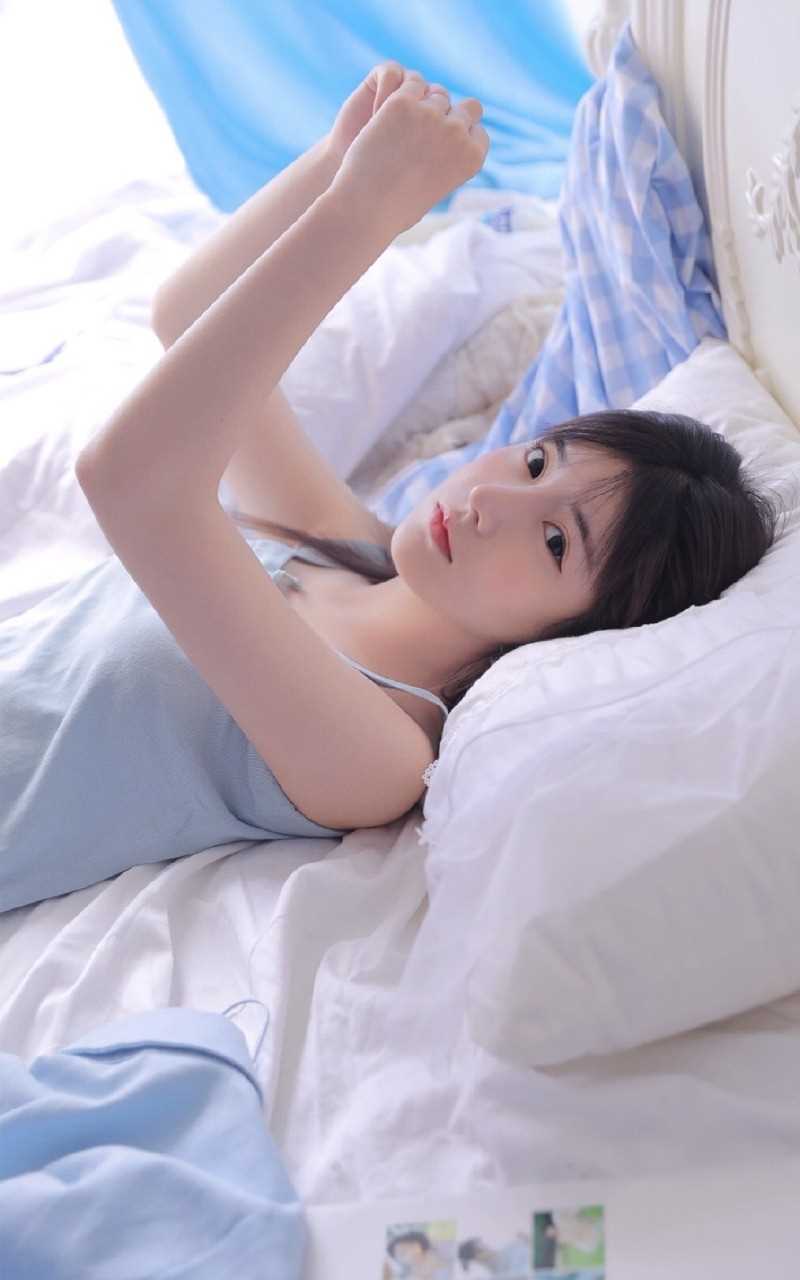 甜美长发女孩床上暗送秋波惹火清纯空灵唯美
