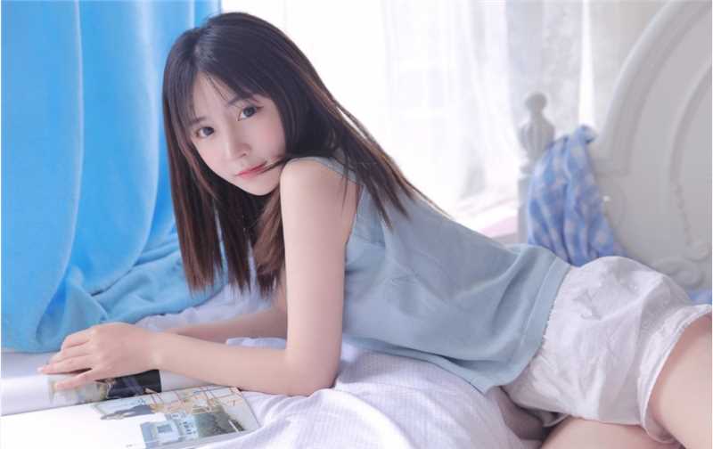 甜美长发女孩床上暗送秋波惹火清纯空灵唯美