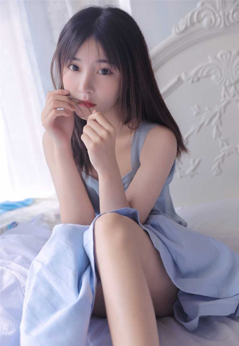 甜美长发女孩床上暗送秋波惹火清纯空灵唯美