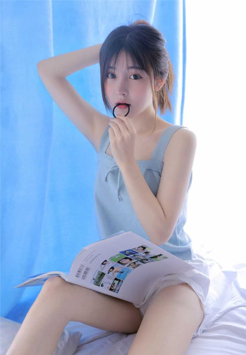 甜美长发女孩床上暗送秋波惹火清纯空灵唯美