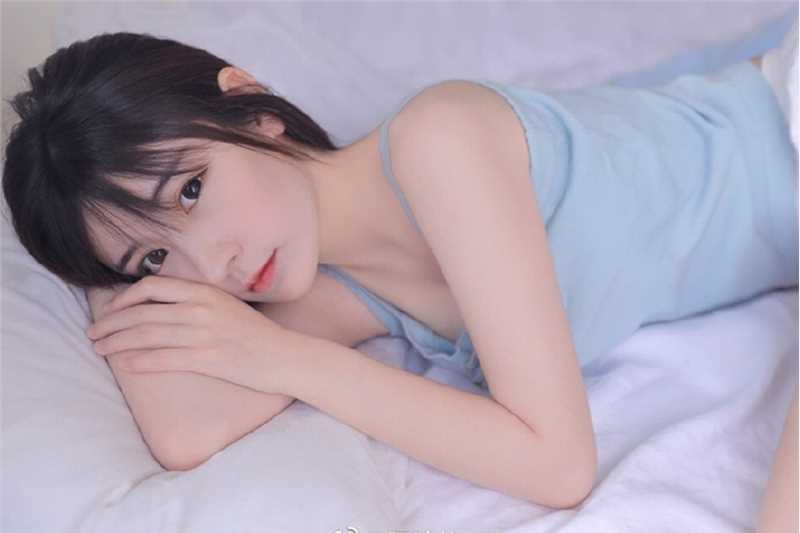 甜美长发女孩床上暗送秋波惹火清纯空灵唯美