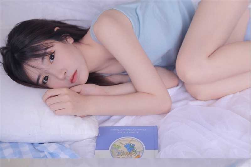 甜美长发女孩床上暗送秋波惹火清纯空灵唯美