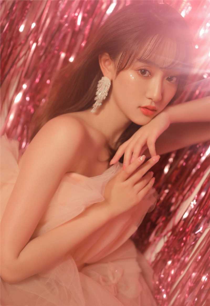 最新梦幻宅男女神朦胧香艳气息性感香肩图片壁纸
