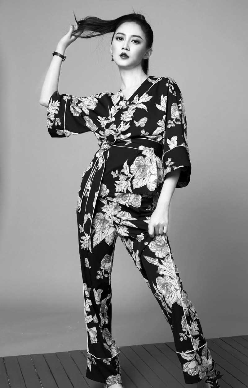 最全美女陈钰琪马尾辫时尚黑白复古杂志图片壁纸
