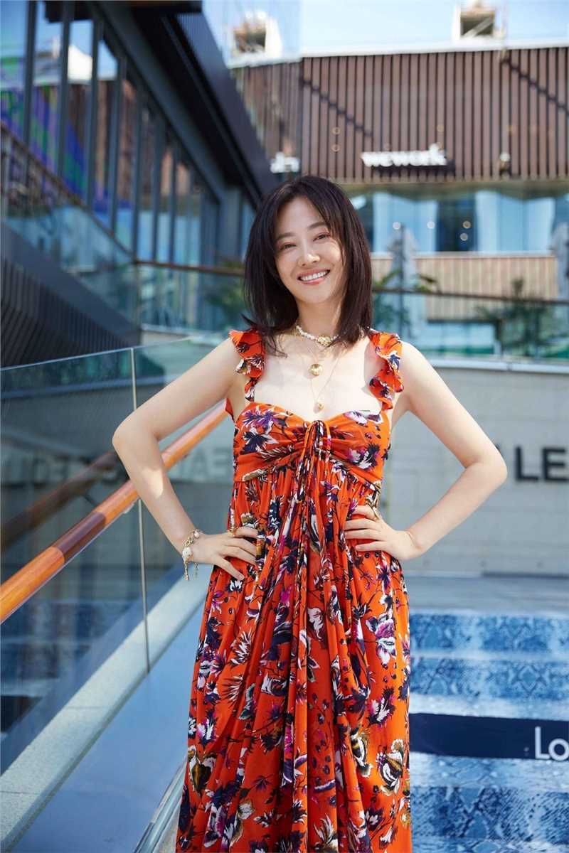 风情美女谭卓时尚小清新吊带长裙个人图片