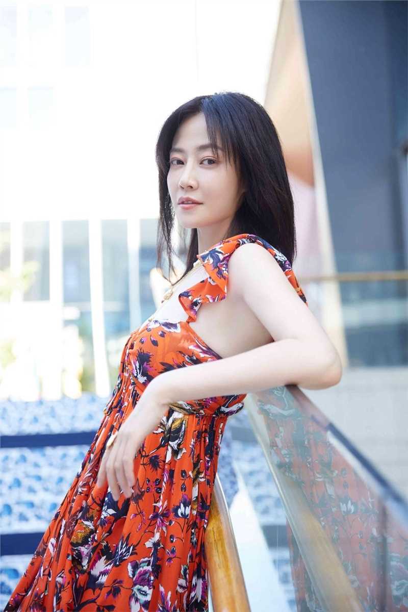 风情美女谭卓时尚小清新吊带长裙个人图片