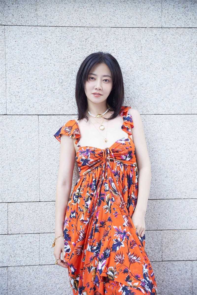 风情美女谭卓时尚小清新吊带长裙个人图片
