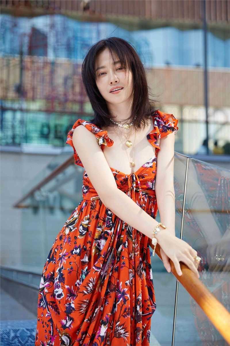 风情美女谭卓时尚小清新吊带长裙个人图片