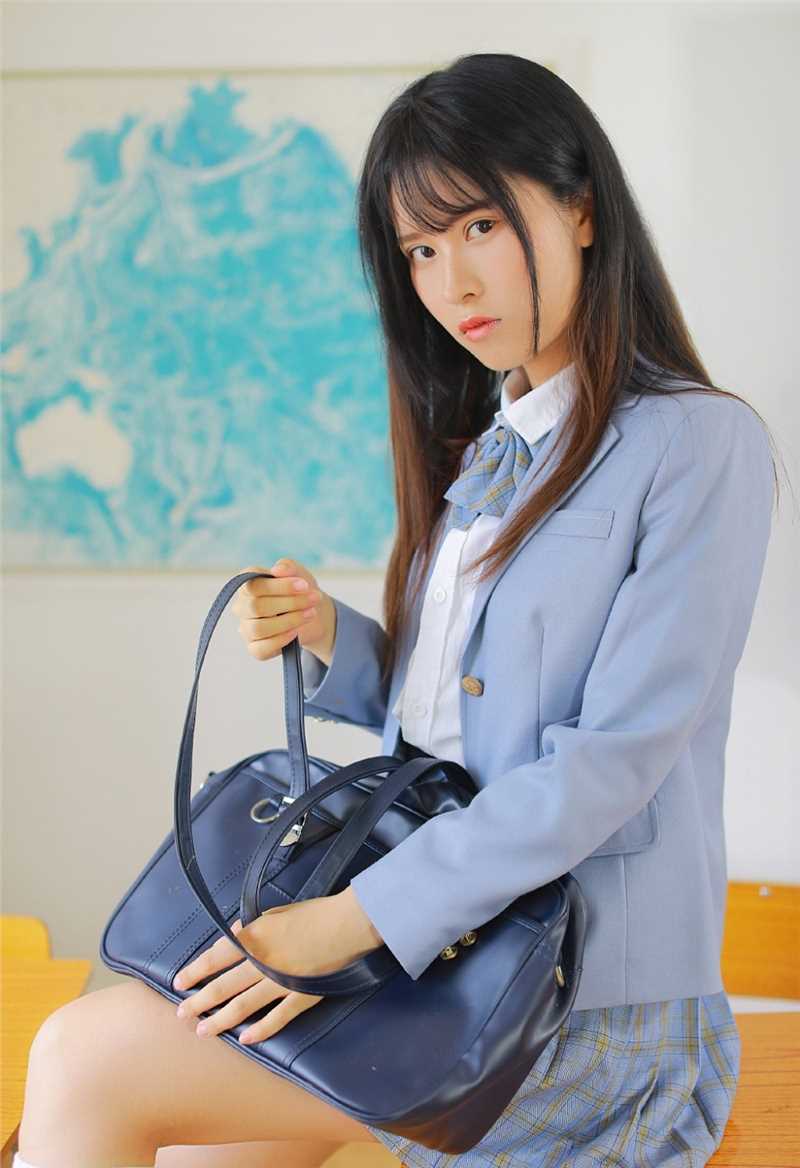 优质清纯美女校花学生制服性感短裙白丝大长腿教室相册