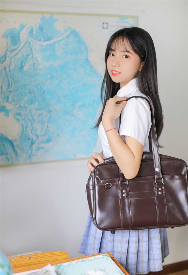 优质清纯美女校花学生制服性感短裙白丝大长腿教室相册