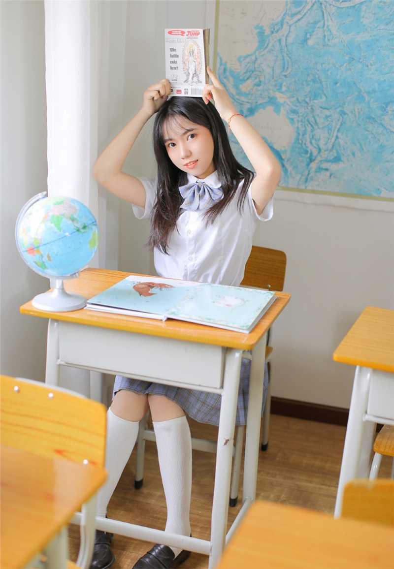 优质清纯美女校花学生制服性感短裙白丝大长腿教室相册