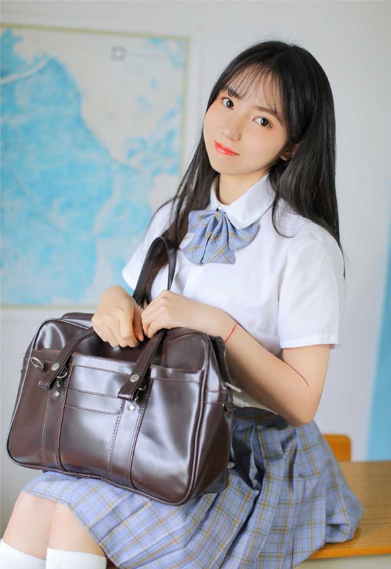 优质清纯美女校花学生制服性感短裙白丝大长腿教室相册