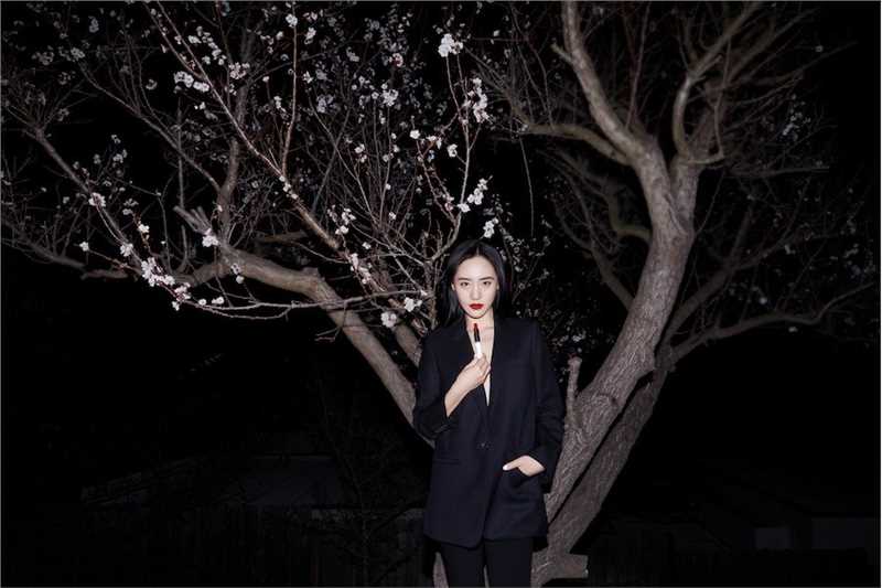 精选王智深V西装真空上阵红唇雪肤女人味足性感图册