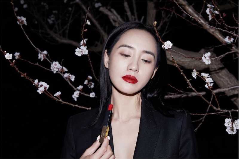精选王智深V西装真空上阵红唇雪肤女人味足性感图册
