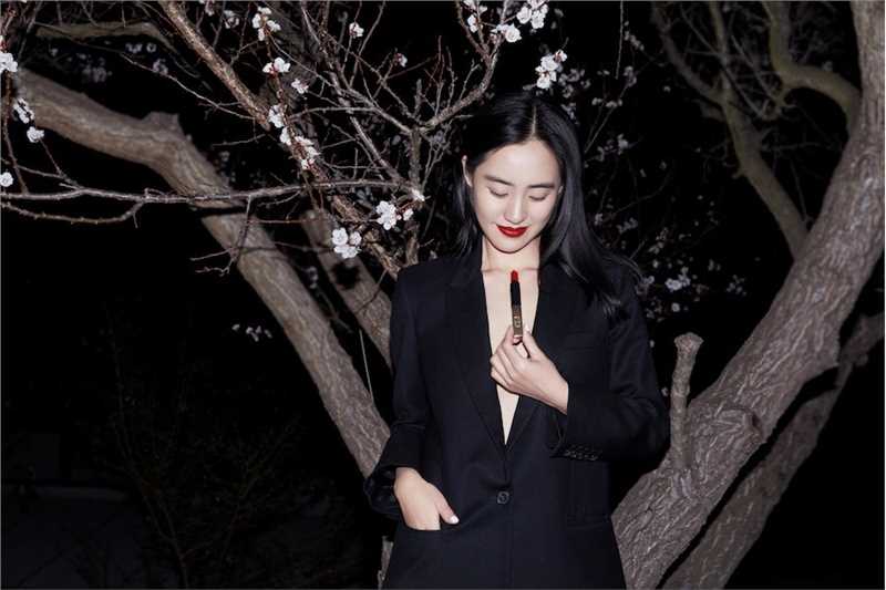 精选王智深V西装真空上阵红唇雪肤女人味足性感图册