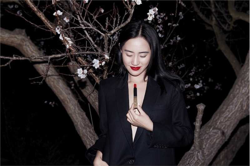精选王智深V西装真空上阵红唇雪肤女人味足性感图册