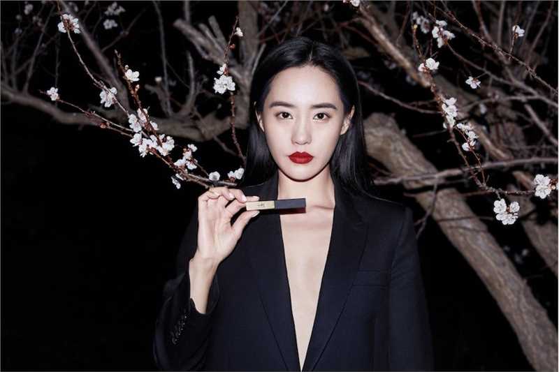 精选王智深V西装真空上阵红唇雪肤女人味足性感图册