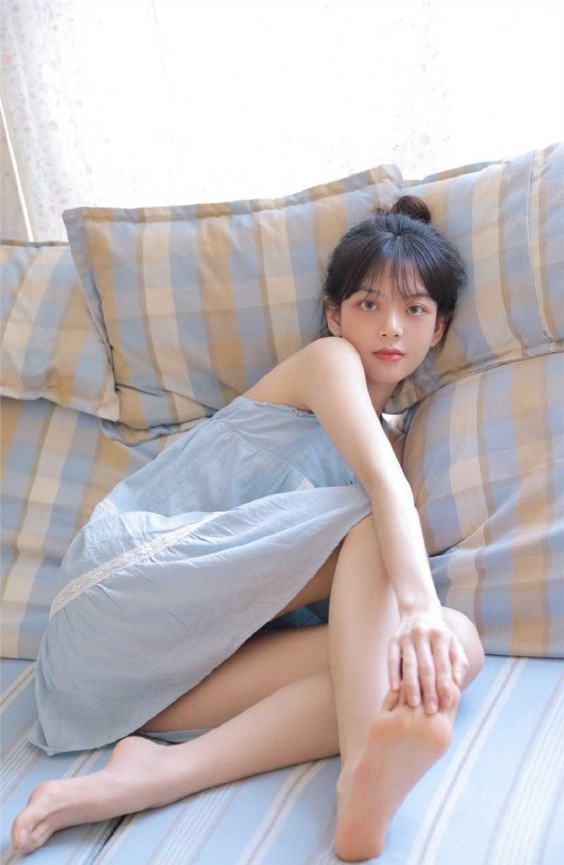 丸子头萝莉美女吊带长裙甜美可爱清纯图片