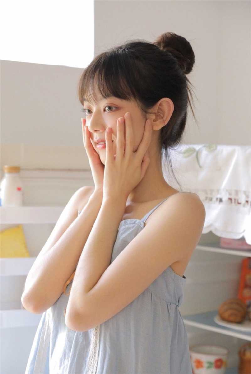 丸子头萝莉美女吊带长裙甜美可爱清纯图片