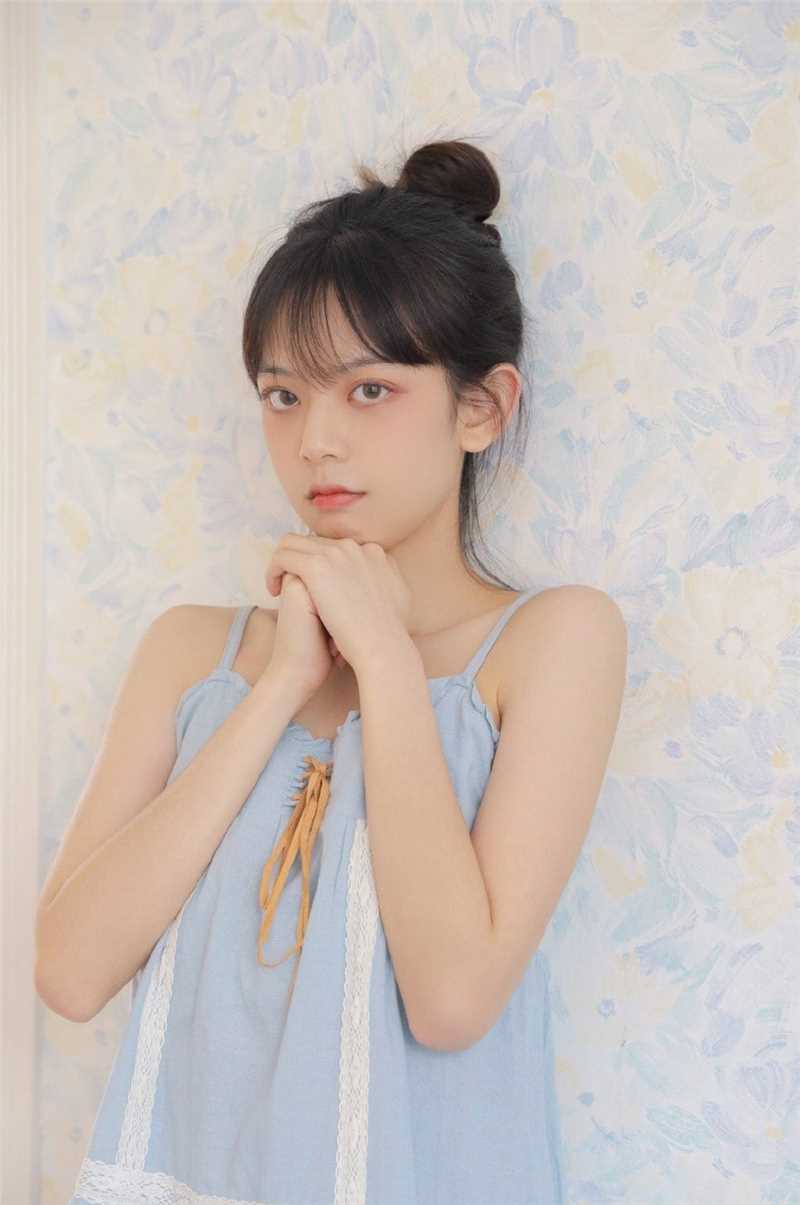丸子头萝莉美女吊带长裙甜美可爱清纯图片