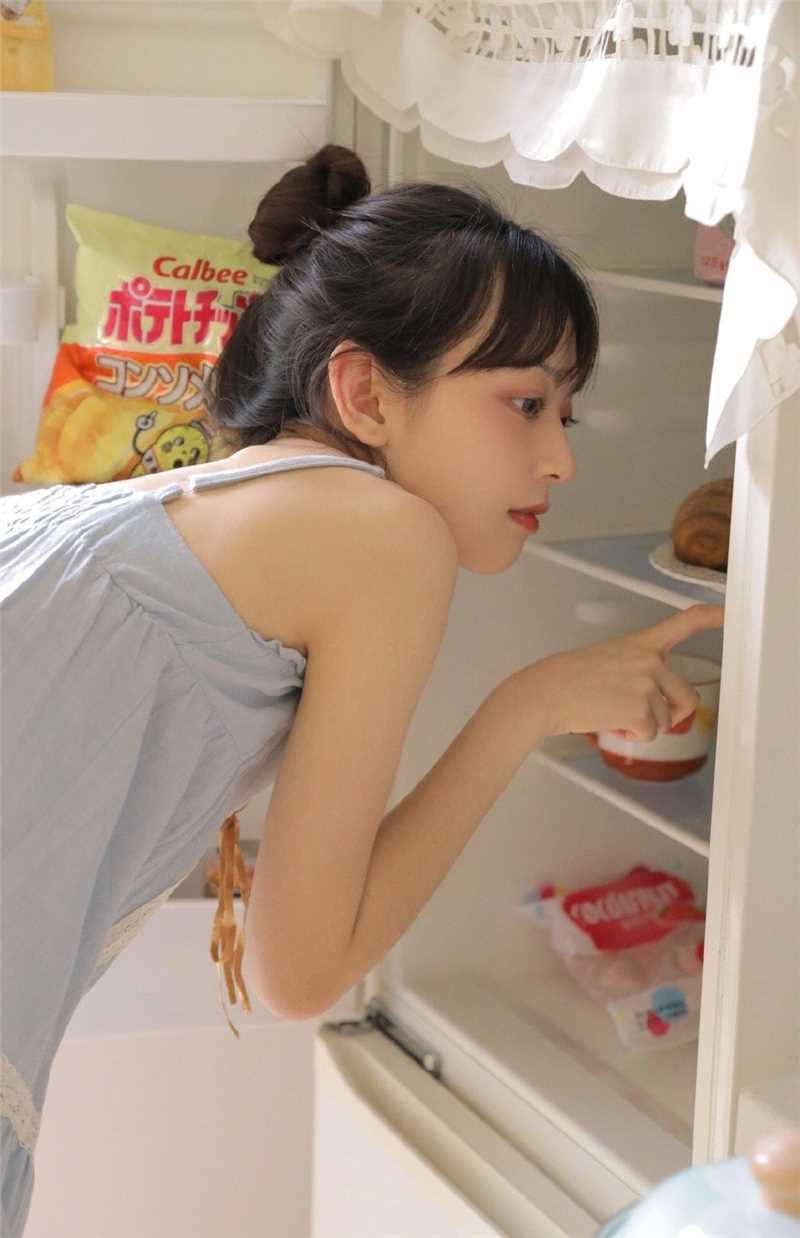 丸子头萝莉美女吊带长裙甜美可爱清纯图片