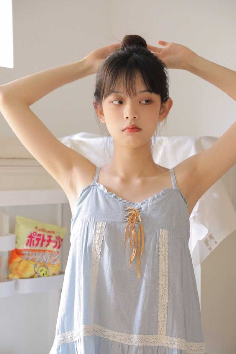 丸子头萝莉美女吊带长裙甜美可爱清纯图片