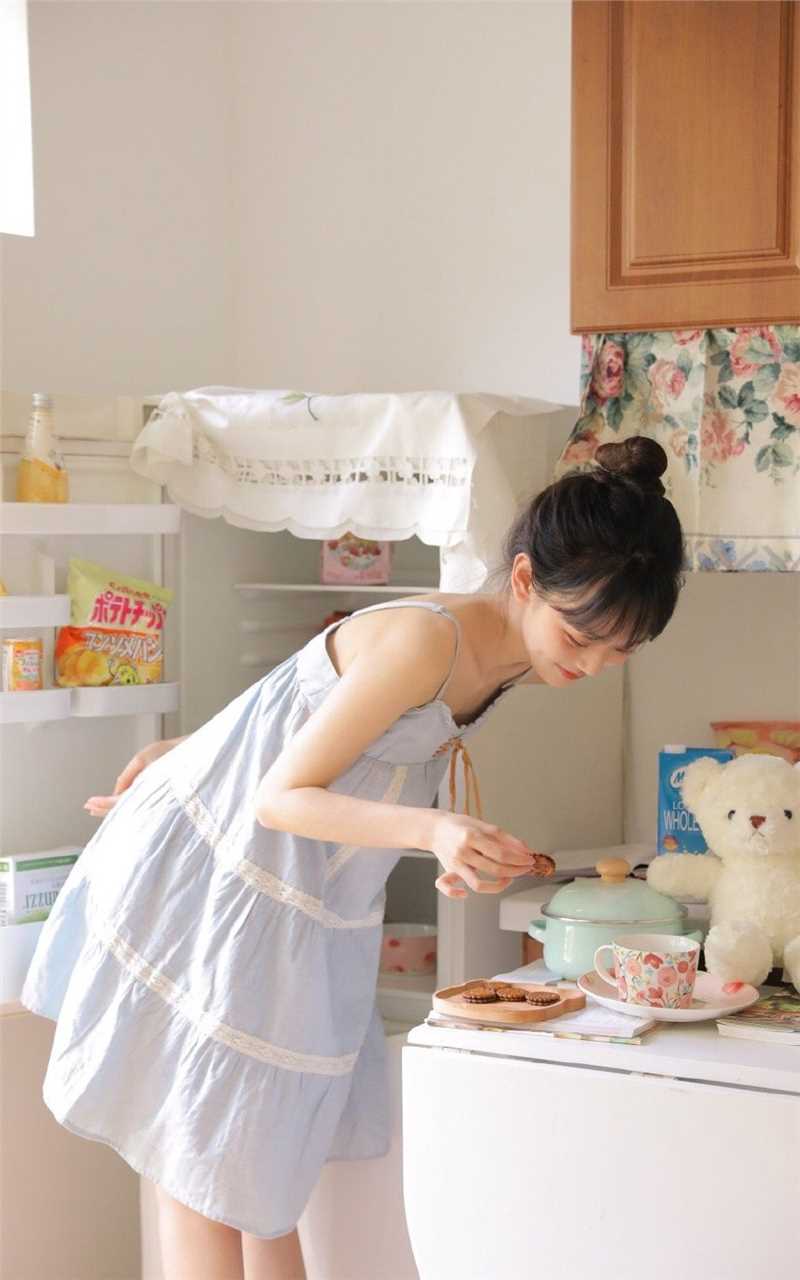 丸子头萝莉美女吊带长裙甜美可爱清纯图片