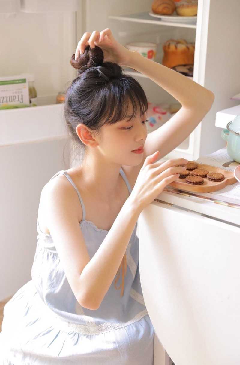 丸子头萝莉美女吊带长裙甜美可爱清纯图片