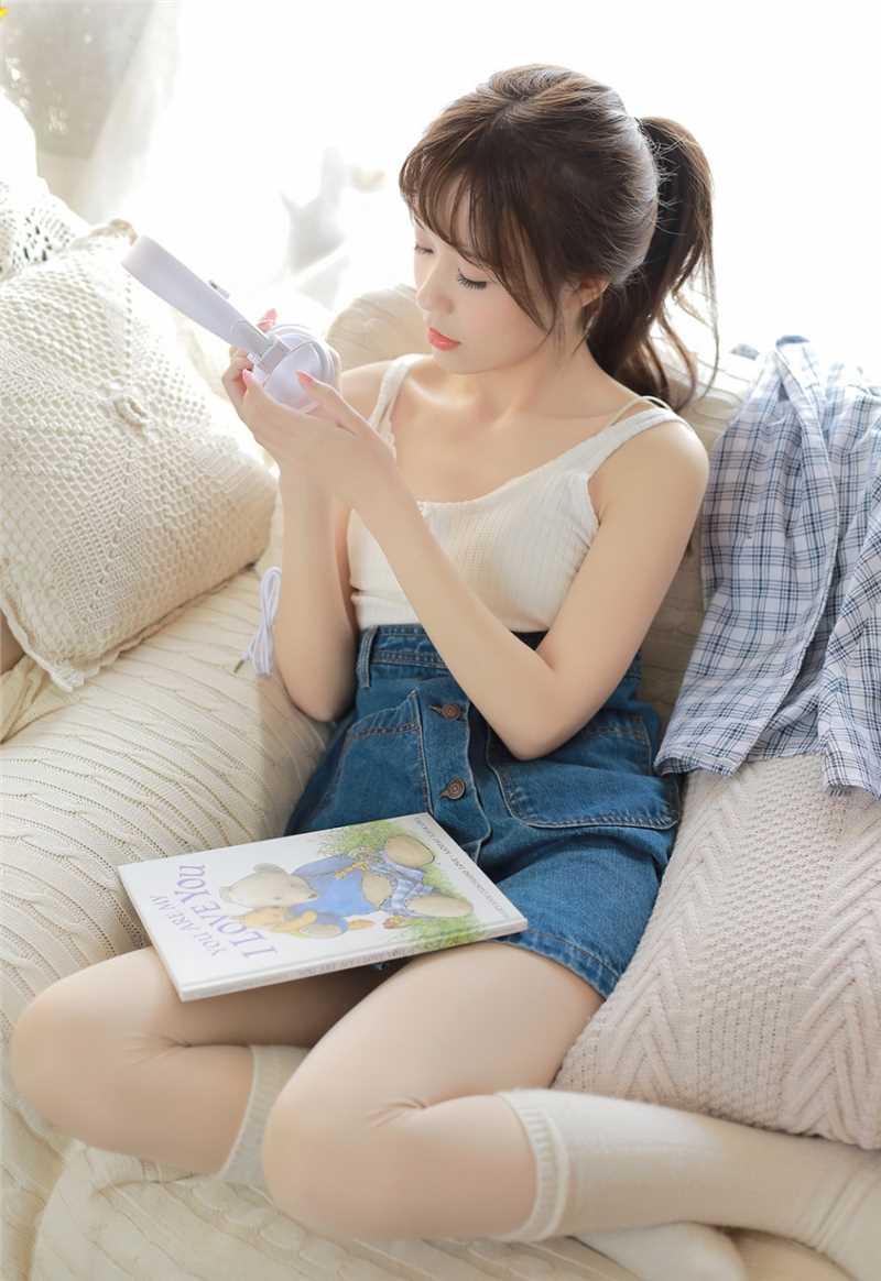 最全清纯可人童颜萝莉漂亮脸蛋白皙皮肤苗条身材相册