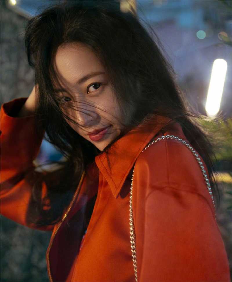 高清西装美女周雨彤随性清纯甜美治愈笑容图片图集