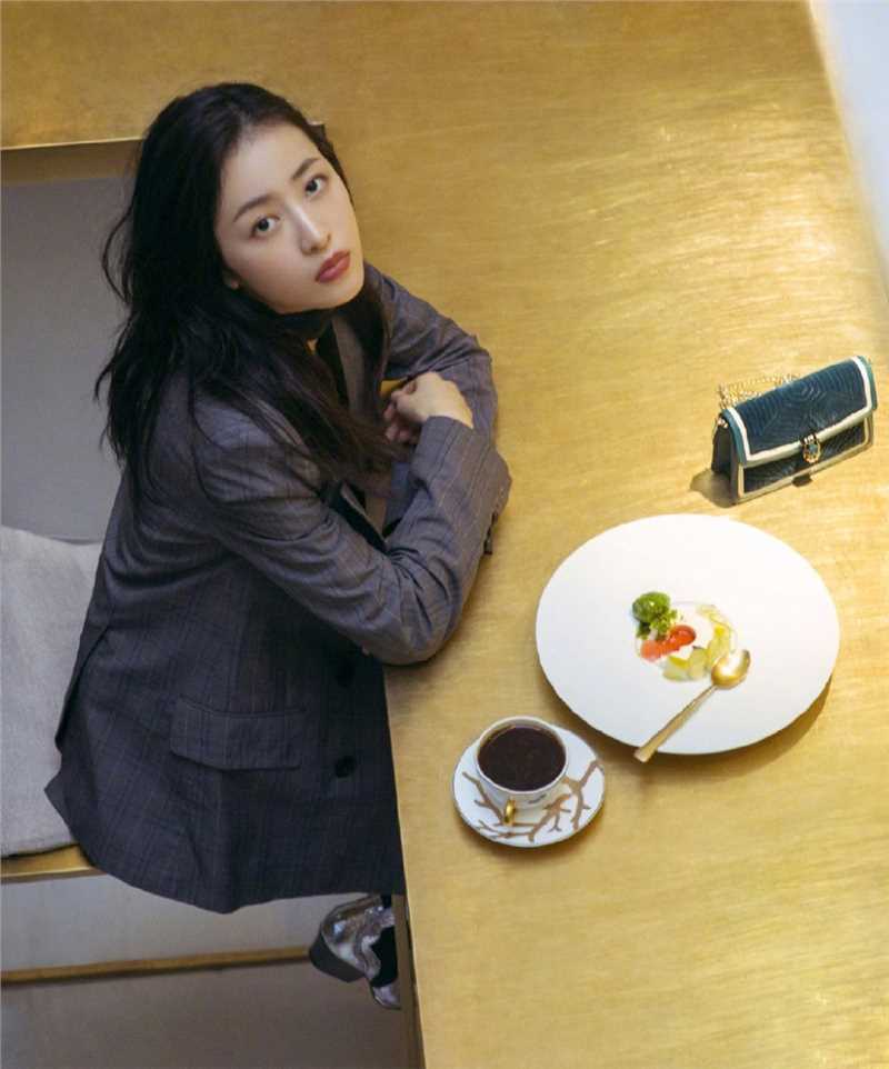 高清西装美女周雨彤随性清纯甜美治愈笑容图片图集
