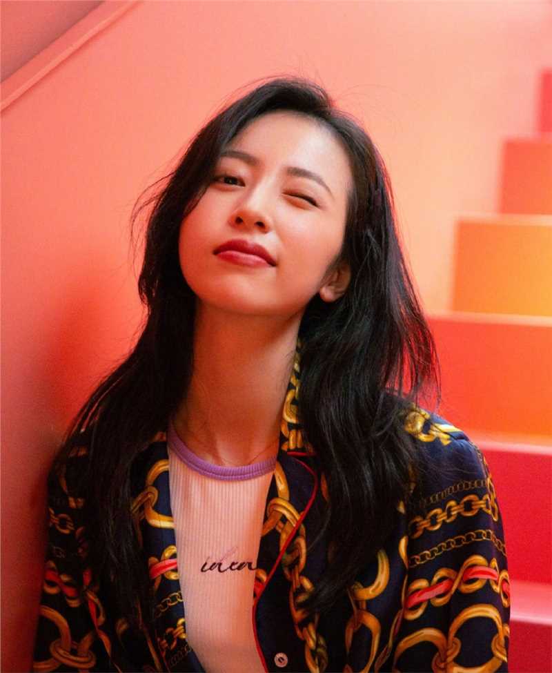 高清西装美女周雨彤随性清纯甜美治愈笑容图片图集