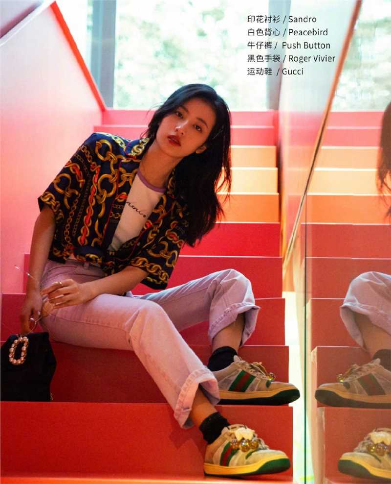 高清西装美女周雨彤随性清纯甜美治愈笑容图片图集