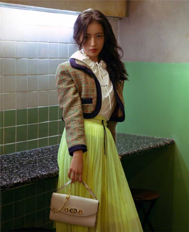 高清西装美女周雨彤随性清纯甜美治愈笑容图片图集