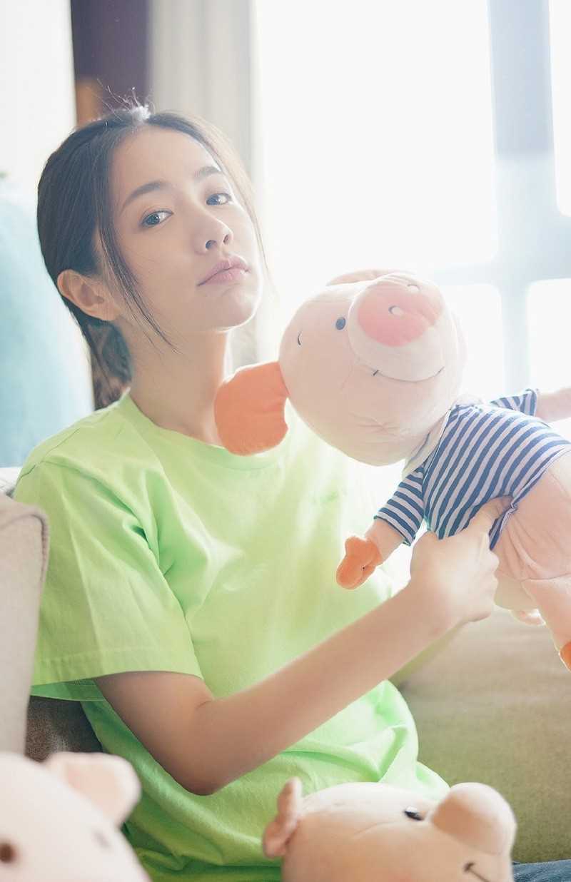 精选俏皮可爱美女李春嫒居家卖萌清纯治愈照图片图册