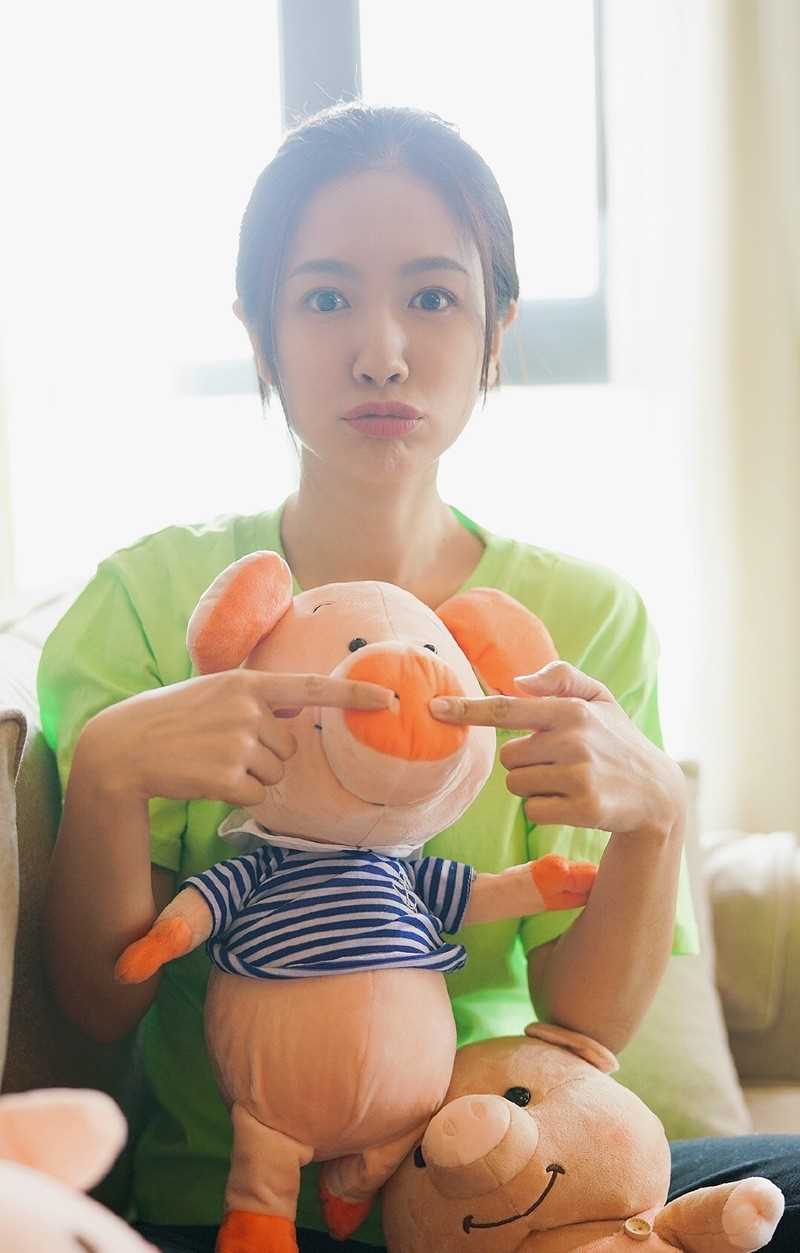 精选俏皮可爱美女李春嫒居家卖萌清纯治愈照图片图册